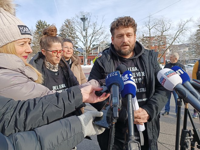 Asmir Bećarević je na Titovem trgu, kjer bo v sredo tudi protestni shod, podrobno predstavil zahteve ljudske iniciative. FOTO: Špela Kuralt/Delo