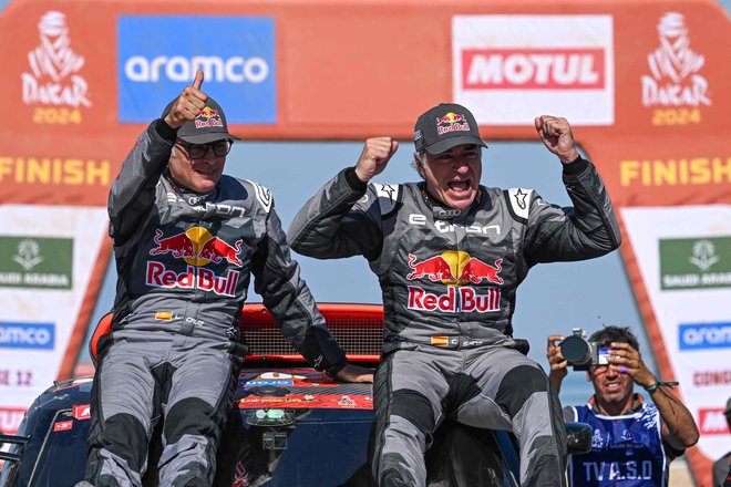 Carlos Sainz starejši (desno) s sovoznikom Lucasom Cruzofom po letošnjem, podvigu v Dakarju. FOTO: Patrick Hertzog/AFP