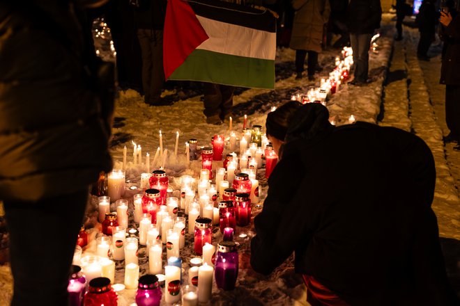 Prižig sveč ob genocidu v Palestini. FOTO: Črt Piksi