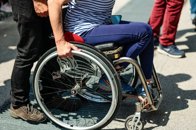 Zaradi lažje organizacije ter hitre in skrbne izvedbe pomoči pri vstopu na vlak in izstopu na Slovenskih železnicah prosijo invalide, da svoje potovanje napovejo vnaprej. FOTO: Črt Piksi/Delo