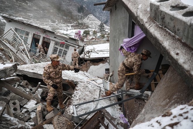 Potres je povzročil veliko gmotno škodo, več kot 120 hiš je zrušenih ali poškodovanih. FOTO: AFP