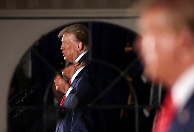 Donald Trump se je hvalil s svojo vlogo pri razveljavitvi pravice do splava s tem, da je imenoval tri vrhovne sodnike, ki so glasovali za to. FOTO: Mike Segar/Reuters