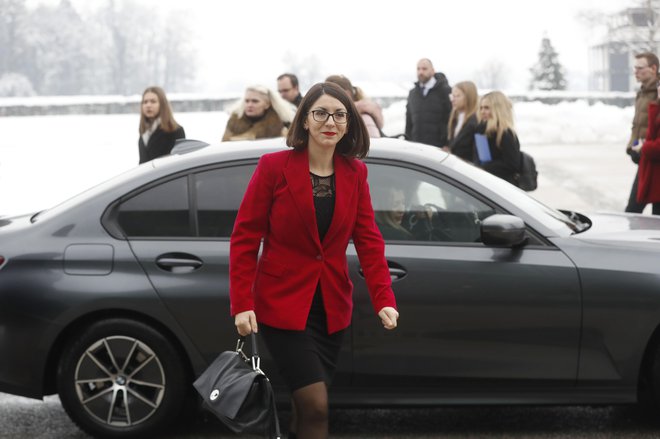 Predsednica odbora za notranje zadeve Tereza Novak iz vrst Gibanja Svoboda je zavrnila razpravo o nakupu računalnikov in predlog za poziv premieru, ali je Emilija Stojmenova Duh še primerna za ministrico. Bodo pa o tem zato govorili v okviru interpelacije o njenem delu.  FOTO: Leon Vidic