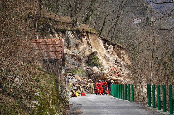 Bager, s katerim so čistili brežino, je plaz porinil s ceste in se je po prevračanju po strmem pobočju zaustavil kakšnih 200 metrov niže. FOTO: Gorska reševalna zveza