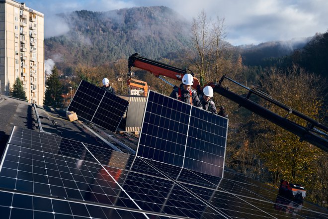 Montaža sončne elektrarne na strehi OŠ narodnega heroja Rajka v Hrastniku. FOTO: Timotej Vrtnik