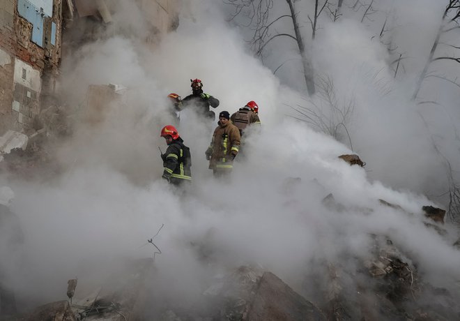 Poleg ostalih zgradb je bilo v Harkovu poškodovanih vsaj 30 stanovanjskih blokov. FOTO: Sofija Gatilova/Reuters