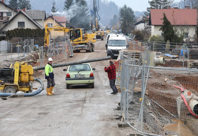Prenova Ižanske ceste se je podaljšala za tri mesece. FOTO: Dejan Javornik/Delo