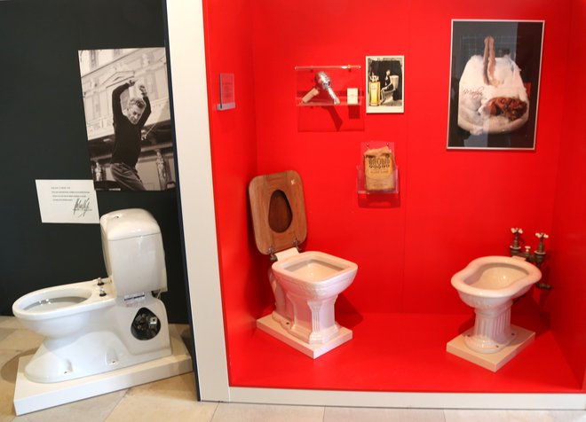 Zbirka toaletnih izdelkov v muzejski hiši Gmunden. Levo je straniščna školjka, narejena posebej za slavnega dirigenta Herberta von Karajana. FOTO: Milan Ilić