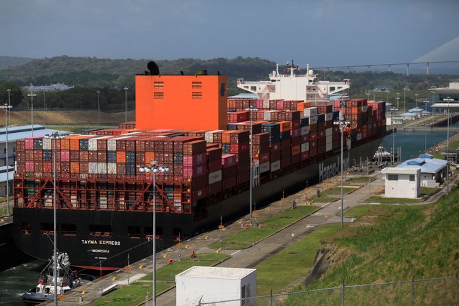 Kontejnerske ladje bodo Panamski prekop lahko kljub zmanjšanju zmogljivosti še naprej uporabljale.

FOTO: Stringer/Reuters