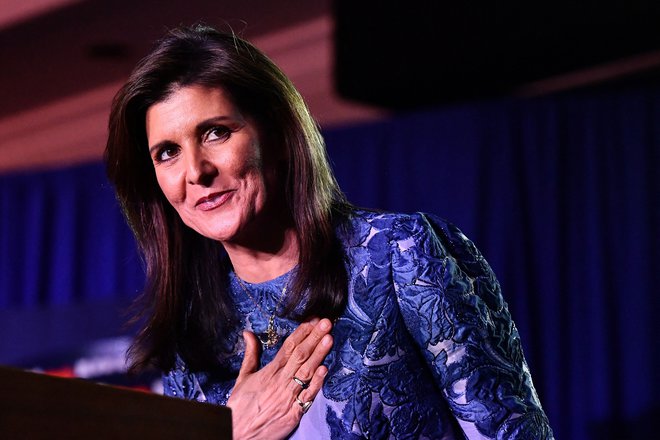 Nekdanja veleposlanica pri OZN Nikki Haley za zdaj zavrača umik iz tekme za republikansko predsedniško imenovanje. FOTO: Joseph Prezioso/AFP