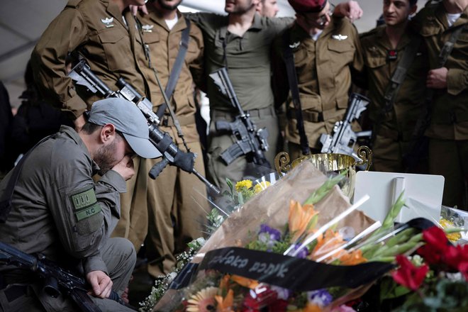 Skupno število Palestincev, ki so bili ubiti od 7. oktobra, je medtem naraslo na 25.490. FOTO: Oren Ziv/AFP