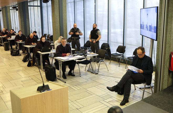 Sodni izvedenec Peter Pregl (na fotografiji desno) včeraj ni mogel v živo videti Klemna Kadivca, tako kot tudi ne njegov odvetnik Branko Gvozdić (prva klop desno). FOTO: Dejan Javornik
