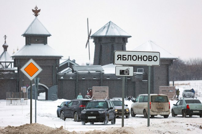 Ukrajinske službe preiskujejo okoliščine, ki so danes povzročile strmoglavljenje ruskega letala blizu meje z Ukrajino. FOTO:  Stringer/AFP