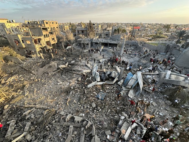 Izraelske sile uničujejo Gazo in morijo Palestince. FOTO: Staff/Reuters