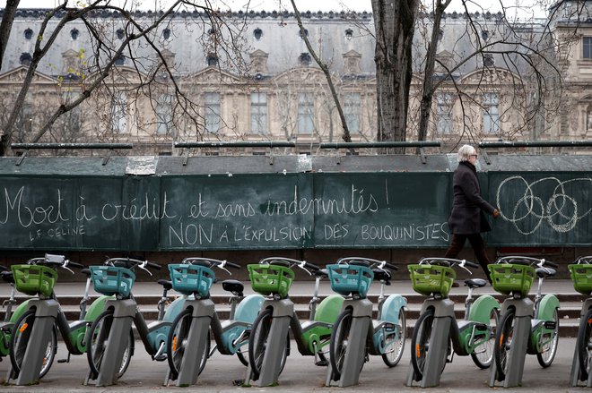 Na stojnicah so se pojavili napisi, ki nasprotujejo njihovi začasni odstranitvi. FOTO: Benoit Tessier/Reuters