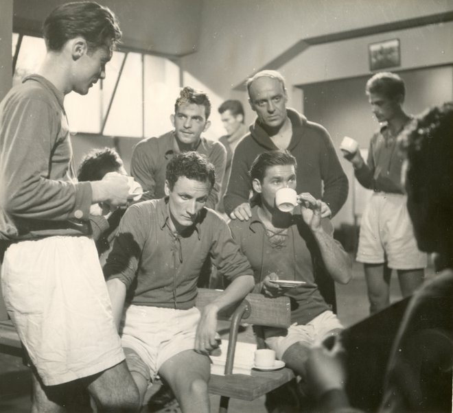 Športna komedija Modri 9 o spopadu individualnega in kolektivnega v nogometni igri je prvi jugoslovanski celovečerni film o športnem življenju. FOTO: arhiv Hrvaške kinoteke