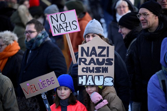 Na stotisoče ljudi je šlo na ulice, da bi protestirali proti skrajni desnici. Tudi v mestih, v katerih AfD dosega izjemno visoke odstotke, so šle na ulice nepričakovano velike množice ljudi. FOTO: Annegret Hilse/REUTERS