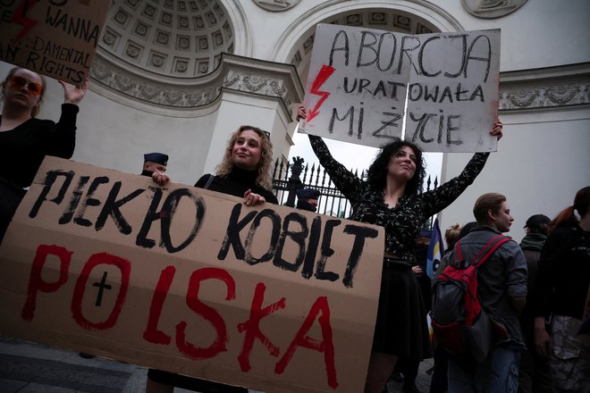 Pred dvema letoma je smrt 37-letne nosečnice, ki ji po smrti enega od plodov zdravniki niso hoteli opraviti abortusa, ker je bil drugi dvojček še živ, izzvala množične proteste. FOTO: Kacper Pempel/Reuters