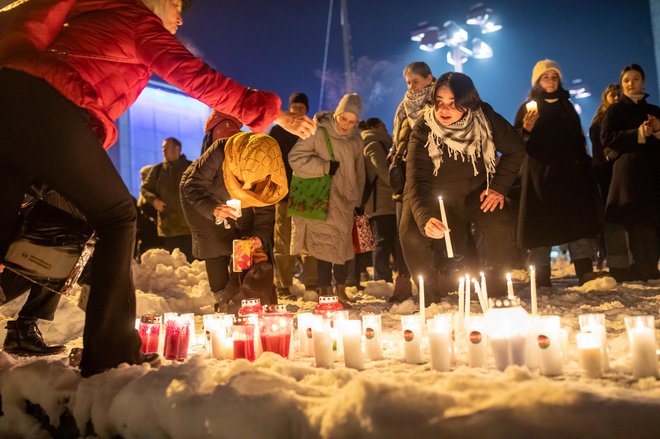 Na Trgu republike so v torek zvečer prižgali sveče za umrle v Gazi in končanje morije. FOTO: Voranc Vogel/Delo
