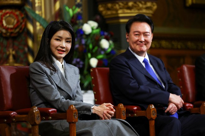 Južnokorejski predsednik ima politične težave zaradi svoje žene. In to ne prvič. Foto Hannah Mckay Reuters