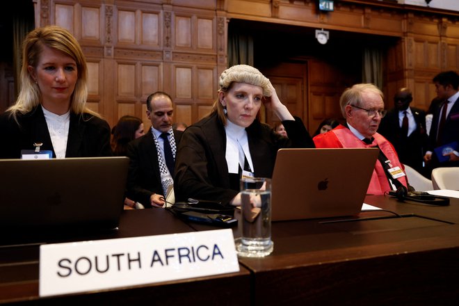 Južna Afrika se je odločila po pravni poti ukrepati zoper Izrael, tako da je na podlagi konvencije o preprečevanju in kaznovanju genocida vložila tožbo na Mednarodno sodišče pravice v Haagu. FOTO: Piroschka Van De Wouw/Reuters