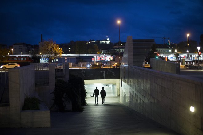 Sedim na postaji in se poslavljam. Pa ne od sebe ali koga drugega. Od postaje se poslavljam, takšne, kot je bila zadnjega pol stoletja ali morda več. FOTO: Jure Eržen