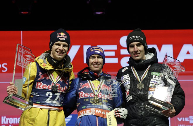 Timi Zajc (desno) je na koncu zaostal le za Stefanom Kraftom (na sredini) in Andreasom Wellingerjem (levo). FOTO: Leonhard Foeger/Reuters