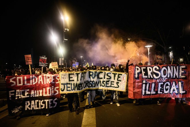 V Nantesu so 25. januarja z napisi, uperjenimi proti rasizmu, protestirali proti spornemu zakonu. FOTO: Loic Venance/AFP