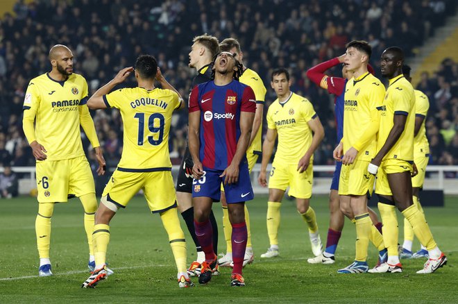 Igralci Villarreala so bili v zadnjih minutah igre dokaj mirni, tisti Barcelone obupani. FOTO: Albert Gea/Reuters