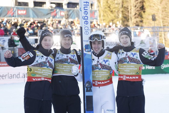 Domen Prevc, Peter Prevc, Timi Zajc in Lovro Kos (z leve) po velikem zmagoslavju na Kulmu. FOTO: Erwin Scheriau/AFP