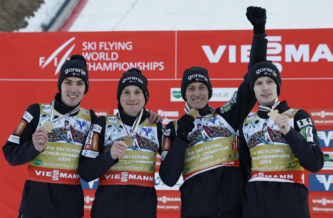 Timi Zajc, Domen Prevc, Peter Prevc in Lovro Kos so bili na današnji moštveni tekmi na Kulmu razred zase. FOTO: Erwin Scheriau/AFP