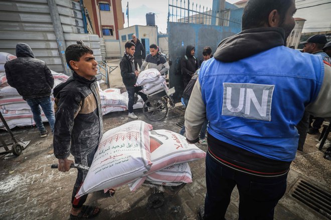 Čeprav pomoč v Gazo lahko pride tudi prek drugih organizacij, kot je Rdeči križ, je ključna infrastruktura za dostavo pomoči prav UNRWA. FOTO: Reuters