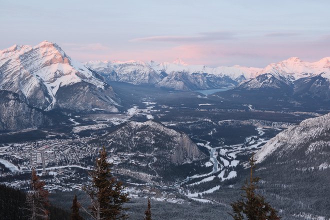 Pogled na gorsko mestece Banff, ki leži na nadmorski višini 1383 metrov in s svojimi devet tisoč prebivalci velja za najviše ležeče mesto v Kanadi. FOTO: Mateja Toplak