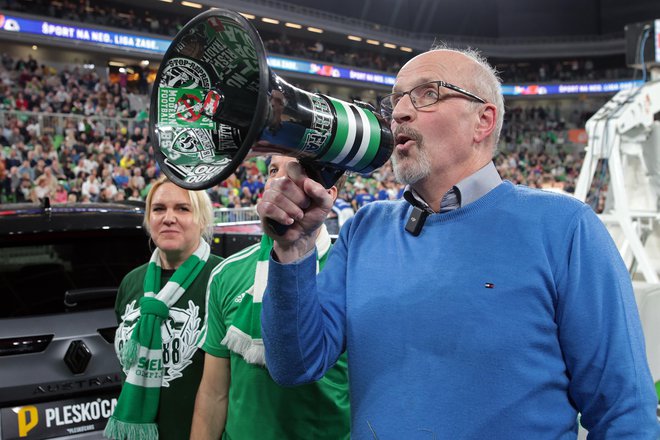 Legendarni košarkar Dušan Hauptman med lanskim dvigom njegove majice pod strop stožiške dvorane. FOTO: Cedevita Olimpija