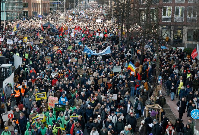 Tudi ta konec tedna so se nadaljevale množične demonstracije proti skrajno desni AfD. Na fotografiji protestniki v Hamburgu.

FOTO: Morris Mac Matzen/AFP