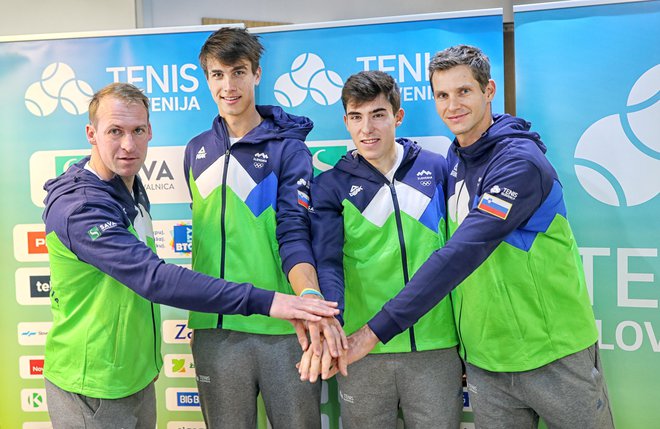 Slovenska teniška reprezentanca bo proti Kitajski igrala v slogu: Vsi za enega, eden za vse. FOTO: Blaž Samec