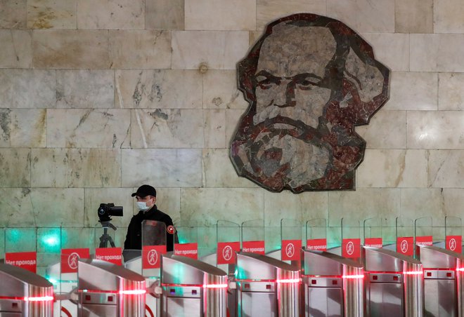 Karl Marx, v sodobnem času pozabljeni filozof, ki pa ima prav o tem času spet kaj povedati. FOTO: Shamil Zhumatov/Reuters