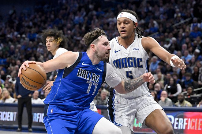 Luka Dončić in Paolo Banchero (desno) sta se v Dallasu udarila na vso moč. FOTO: Jerome Miron/USA Today Sports