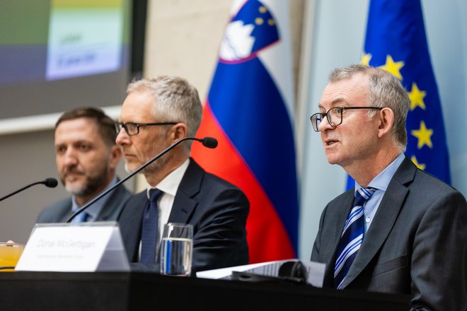 Vodja misije IMF Donal McGettigan (desno) je ugotovitve in priporočila predstavil v družbi guvernerja Banke Slovenije Boštjana Vasleta in finančnega ministra Klemna Boštjančiča. FOTO: Črt Piksi/Delo