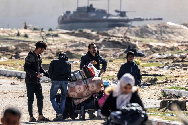 Palestinci bežijo iz Khan Junisa, ki so ga zavzeli izraelski tanki. FOTO: Mahmud Hams/AFP