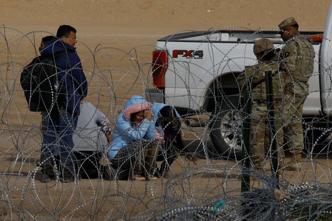 Teksas je za nezakonite prestope uvedel tudi zaporno kazen ter svoj del meje zavaroval z bodečo žico in nacionalno gardo.

Foto Jose Luis Gonzalez/Reuters