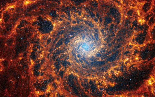 NGC 628, od Zemlje oddaljena 32 milijonov svetlobnih let. FOTO: Nasa/Esa/CSA/Reuters