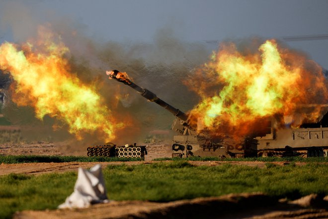 Izraelsko topništvo brez prestanka obstreljuje Gazo. FOTO: Amir Cohen/Reuters