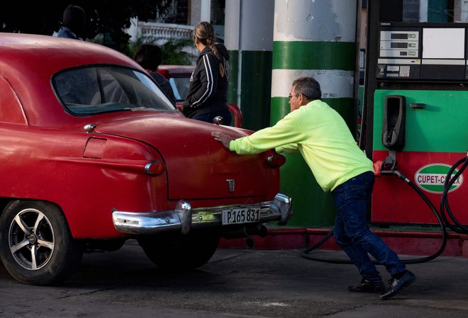 Na Kubi se bo danes bencin podražil za 500 odstotkov. FOTO: Yamil Lage/AFP