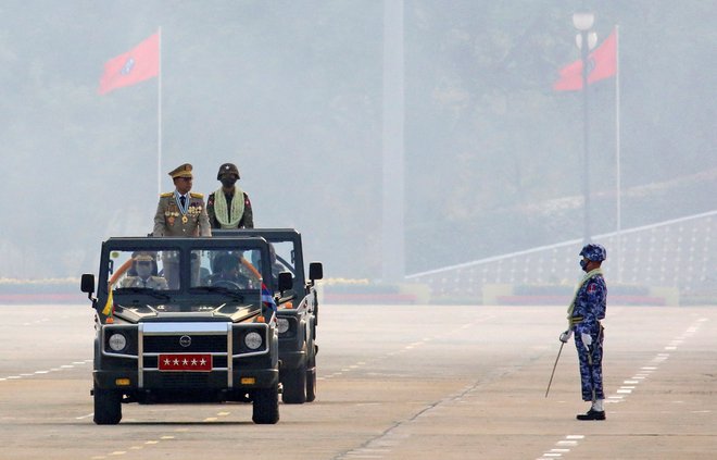 Min Aung Hlaing in drugi generali iz vojaške hunte izgubljajo moč, vendar še niso premagani. Foto Stringer/Reuters