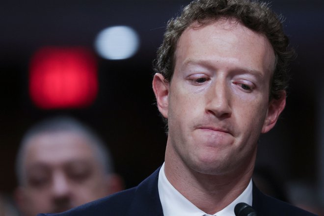 Zuckerberg je moral med zaslišanjem vstati in se opravičiti družinam žrtev, ki so bile zbrane v dvorani. »Žal mi je za vse, kar ste preživeli,« je dejal. »Nihče ne bi smel doživeti tega, kar so doživele vaše družine,« je dodal. FOTO: AFP