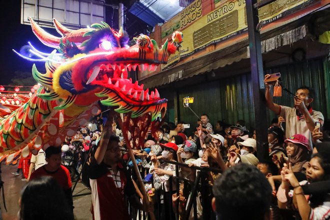 Kitajci imajo radi zmaja. To naj bi bilo znamenje najuspešnejših, najsrečnejših in najbogatejših. FOTO: Ajeng Dinar Ulfiana/Reuters