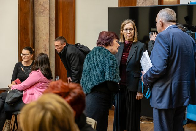 Koliko zdravnikov je preklicalo soglasje za nadurno delo, bo znano danes, ko bodo direktorji bolnišnic in zdravstvenih domov ministrici Valentini Prevolnik Rupel poslali podatke. FOTO: Črt Piksi/Delo