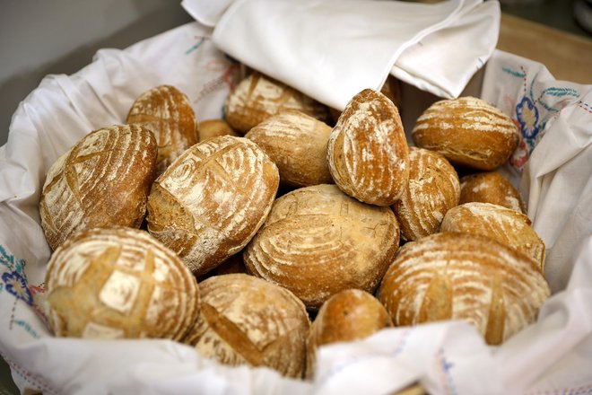 Kruh je živilo, ki mu inovativni proizvajalci namenijo še posebej veliko pozornosti. FOTO: Jože Suhadolnik/Delo