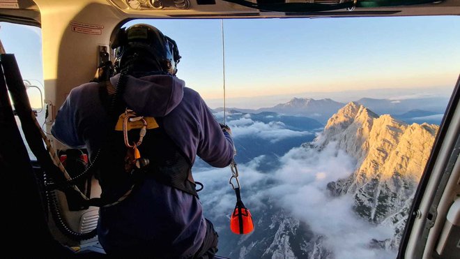 V skoraj 300 intervencijah lani je bil vključen tudi helikopter. FOTO: PU Kranj